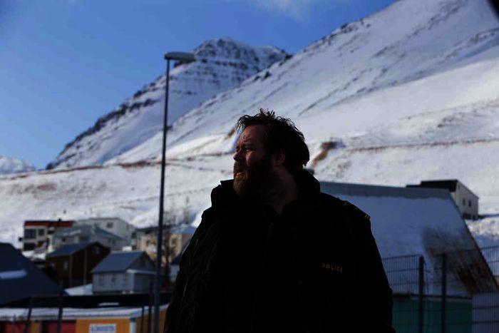 Andri (”lafur Darri ”lafsson) ist der Kommissar in einem verschlafenen Fischerdorf an der schroffen Küste Islands. Bild: Sender