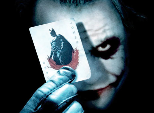 Der Joker (Heath Ledger) weiß, um wen es geht. Bild: Sender
