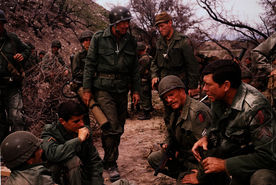 Lt. Col. Robert T. Frederick (William Holden) baut eine knallharte Elite-Einheit auf zu der auch Strafgefangene geh&ouml;ren. Nach hartem Drill kommen die Soldaten in Italien zum Einsatz. Dort sollen sie eine Bergfestung zerst&ouml;ren. Bild: Sender / LEONINE