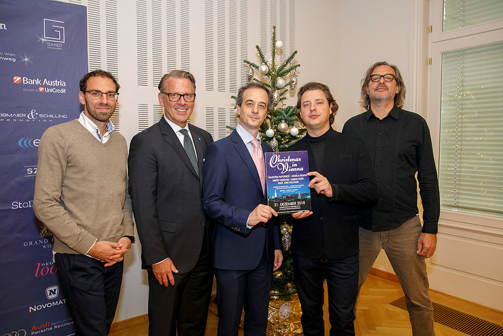 Die Veranstalter und die Stars Dmitry Korchak und Adrian Eröd bei der Pressekonferenz von „Christmas in Vienna 2018“. Bild. Release PR / Stefan Diesner