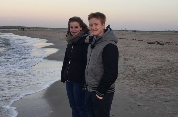 Max ist mit seiner Freundin Svenja nach Rostock gezogen. In der knappen Freizeit gehen sie am Strand spazieren. Bild: Sender / Dominique Klughammer