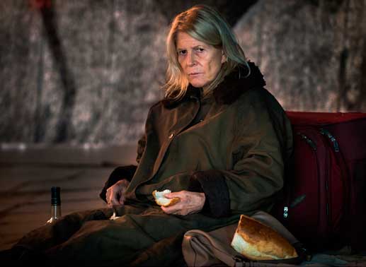 Statt in Würde zu altern, ist Hanna Berger (Christiane Hörbiger) ins soziale Abseits gerutscht und haust als Obdachlose. Bild: Sender / Svenja von Schultzendorff