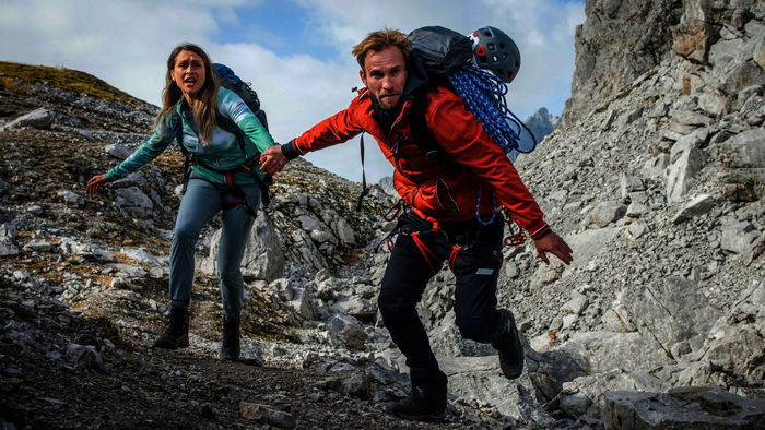 Einsatz in den Alpen: Maje Kostner (Liliane Zillner), Tom Falk (Jochen Matschke). Bild: Sender / RTL / Stefanie Leo