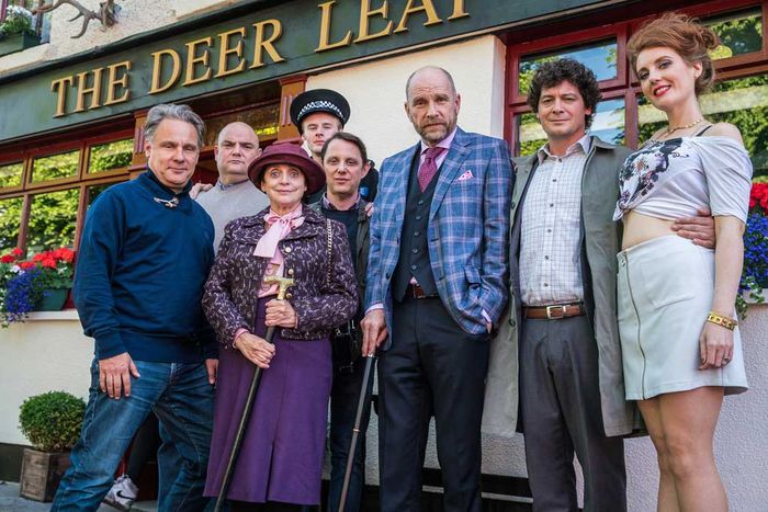 Regisseur Andi Niessner, Alvaro Lucchesi (John McBride), Katharina Thalbach (Agatha Ardry), Manus Halligan (Officer Pasco), Arndt Schwering-Sohnrey (Sergeant Wiggins), Götz Schubert (Melrose Plant), Fritz Karl (Inspektor Richard Jury), Elga Fox (Sally McBride). Bild: Sender / EPO Film / Pat Redmond