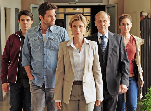Rico Sander (Benjamin Strecker), Jo Stoll (Peter Ketnath), Martina Seiffert (Astrid M. Fünderich), Michael Kaiser (Karl Kranzkowski), Selma Kirsch (Yve Burbach). Bild: Sender