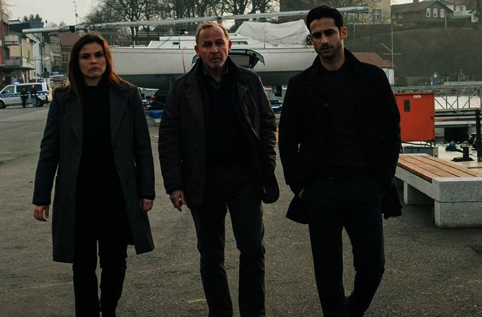 Nina Petersen (Katharina Wackernagel), Karim Uthmann (Karim Günes) und Karl Hidde (Alexander Held) kommen zum Tatort. Bild: Sender