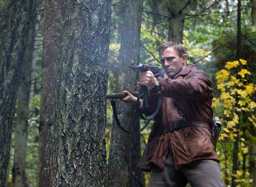 Wollen sich nicht "wie Schafe zur Schlachtbank" treiben lassen: Tuvia Bielski (Daniel Craig) und seine drei Brüder ...Bild: Sender/Constantin