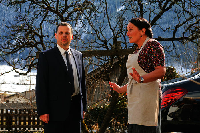Sophie (Ursula Maria Burkhart) erklärt Markus Wiesinger (Gerhard Wittmann), dass sein Chef einfach weg ist. Bild: Sender / ZDF / Christian A. Rieger