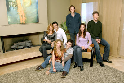 Im Bild (v.li.): Rosanna Arquette (Nicole), Raoul Bova (Angelo), Amanda Detmer (Deena Greco), Rick Gomez (Dave), Barry Watson (Brian O'Hara), Sarah Lancaster (Dr. Marjorie Seaver), Matthew Davis (Adam).
Fotocredit: ORF/Disney/Bob D'Amico