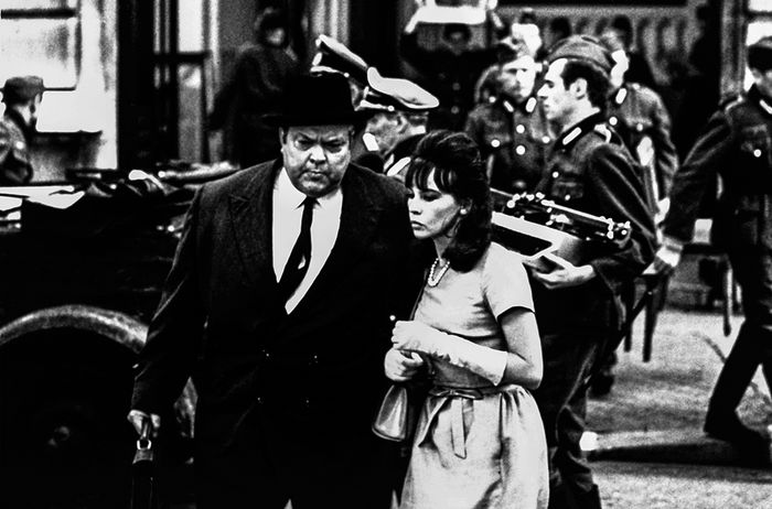 Der schwedische Konsul Nordling (Orson Welles) setzt sich dafür ein, Françoise Labés (Leslie Caron) Vater vor der Deportation zu bewahren. Bild: Sender / 2003 Paramount Pictures