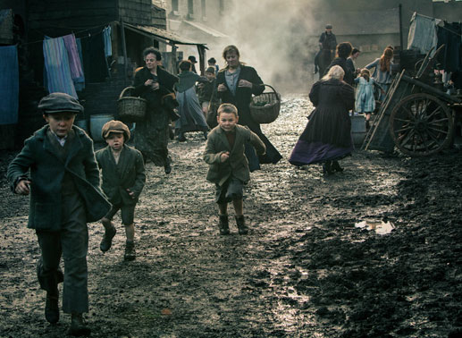 Berüchtigt und gefürchtet – auf den Straflen Birminghams regiert die Bande der „Peaky Blinders“, der man lieber aus dem Weg geht. Bild: Sender / Tiger Aspect