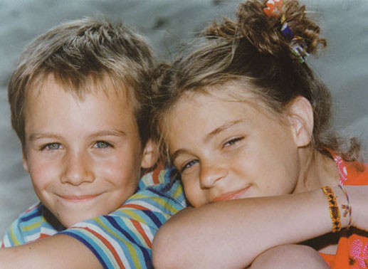 Pünktchen (Elea Geissler) und Anton (Max Felder) sind unzertrennliche Freunde. Bild: Sender
