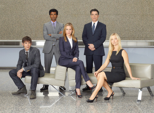 Christopher Gorham (Auggie Anderson), Sendhil Ramamurthy (Jai Wilcox), Piper Perabo (Annie Walker), Peter Gallagher (Arthur Campbell), Kari Matchett (Joan Campbell). Bild: Sender / Universal / Robert Ascroft