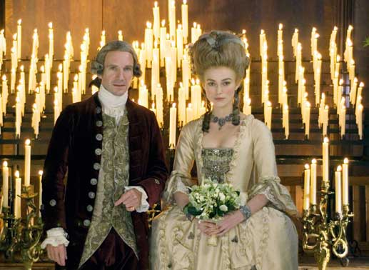 Auf Wunsch ihrer Mutter heiratet die 17jährige Georgiana Cavendish (Keira Knightley) widerwillig den Herzog William Cavendish (Ralph Fiennes). Bild: Sender