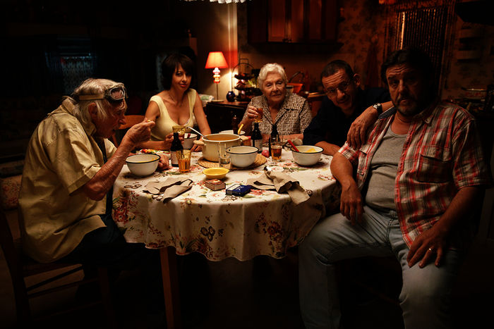 Valentin (Dany Boon,) mit seinem Vater (Pierre Richard), seiner Schwägerin (Valérie Bonneton,), seiner Mutter (Line Renaud) und seinem Bruder Gustave (Guy Lecluyse.) Bild: Sender / ZDF / David Koskas