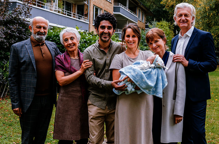 "Familienfeste - Die Taufe" Ramin Yazdani (Rolle Masud Mandipur), Sima Seyed (Rolle Anoushe Mandipur), Reza Brojerdi (Rolle Faraz Mandipur), Amelie Kiefer (Rolle Viola Helmrich), Victoria Trautmannsdorff (Rolle Beatrice) und Dominic Raacke (Rolle Holger Helmrich) Bild: Sender / ARD Degeto / Martin Rottenkolber 