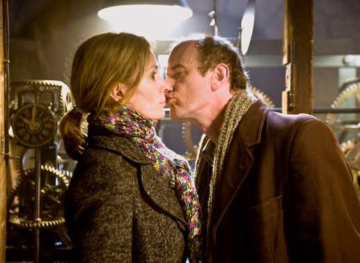 Rudolf (Johannes Herrschmann) und Karina (Katja Weitzenböck) verlieben sich wider Willen ineinander. Bild: Sender / Britta Krehl 