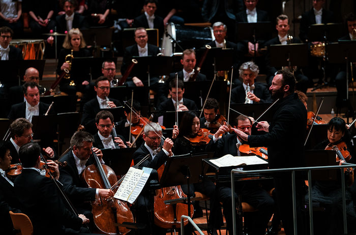 Dirigent Kirill Petrenko mit den Berliner Philharmonikern. Bild: Sender / rbb / Monika Rittershaus
