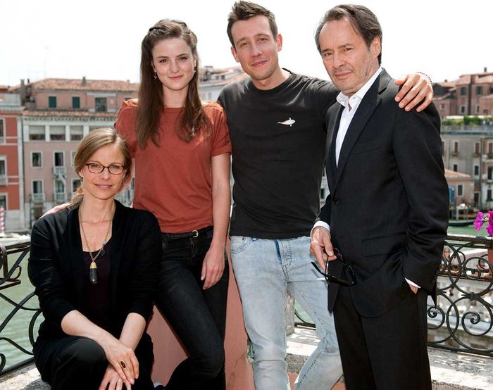 Brunetti (Uwe Kockisch) lebt mit seiner Frau Paola (Julia Jäger) und seinen beiden erwachsenen Kindern Raffi (Patrick Diemling) und Chiara (Laura-Charlotte Syniawa) in Venedig. Bild: Sender / Nicolas Maack