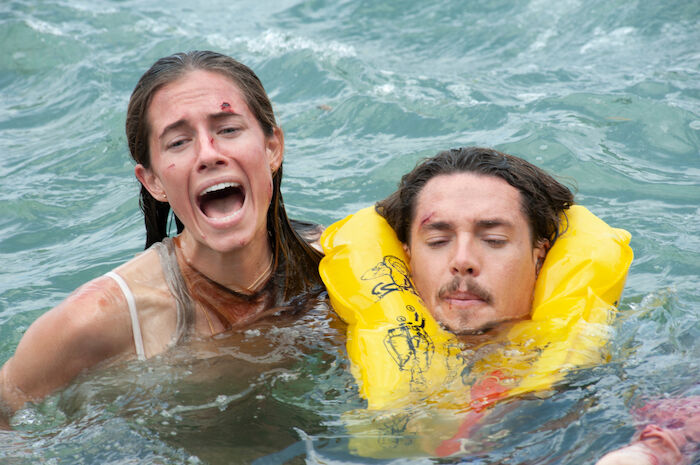 Horizon Line: Nachdem die rettende Sandbank von der Flut &uuml;berschwemmt wurde, haben Sara (Allison Williams) und Jackson (Alexander Dreymon) schon keine Hoffnung mehr, als sie ein Fischerboot entdecken. Bild: Sender /  ZDF / Kelly Wal