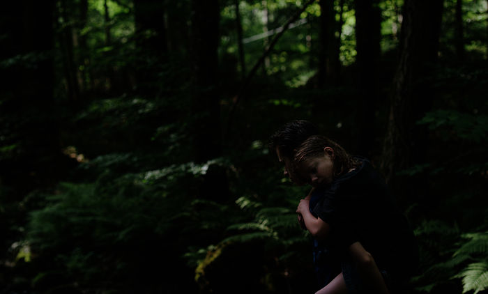 Ich war zuhause, aber ...: F&uuml;r Phillip (Jakob Lassalle) und seine kleine Schwester Flo (Clara M&ouml;ller) wird die Natur zu einem R&uuml;ckzugsraum, der es ihnen erm&ouml;glicht, ihrer Trauer &uuml;ber den Verlust des Vaters zu begegnen. Bild: Sender / ZDF / Ivan Markovic