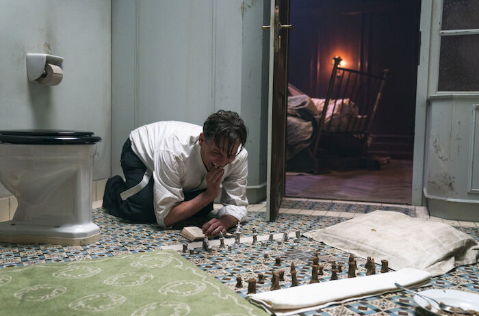 Schachnovelle: Im Schachfieber: Der Häftling Bartok (Oliver Masucci) spielt gegen sich selbst. Bild: Sender / ARD Degeto / Studiocanal / Julia Terjung