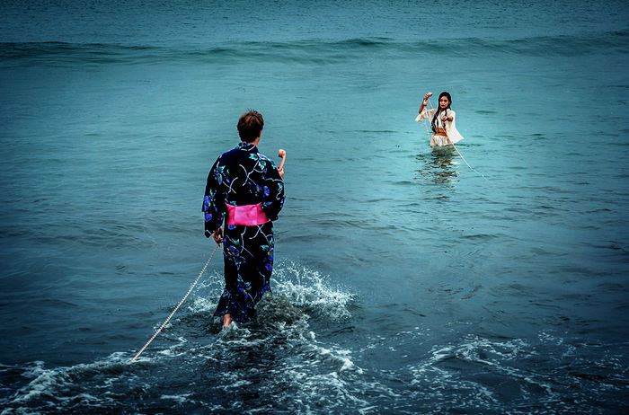 Am Meer treffen Karl (Golo Euler) und Yu (Aya Irizuki) sich wieder. Nimmt die Geschichte wohl noch ein Happy End? Bild: Sender / BR / Constantin Film Verleih/Olga Film/Mathias Bothor
