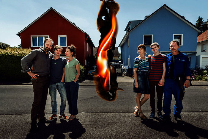 Christoph Schneider (Felix Knopp), David Schneider (Paul Sundheim) und Eva Schneider (Meike Droste) stehen vor ihrem roten Haus auf der Strafle. Ulrike Pielcke (Milena Dreiflig), Marvin Pielcke (Johannes Geller) und Frank Pielcke (Thorsten Merten) stehen nebeneinander vor ihrem blauen Haus. Bild: Sender