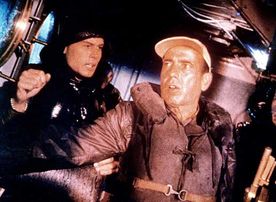 F&auml;hnrich Willie Keith (Robert Francis) mu&szlig; hautnah miterleben, wie der Captain (Humphrey Bogart) w&auml;hrend eines Sturms versagt und in Panik ger&auml;t. Bild: Sender