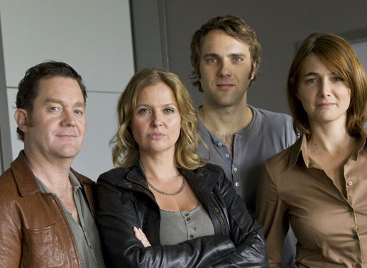 Das Ermittlerteam stellt sich vor: Paul Böhmer (Jürgen Tonkel), Vera Lanz (Katharina Böhm, 2.v.l.), Jan Trompeter (Stefan Rudolf) und Heike Steinbeck (Nicole Marischka). Bild: Sender