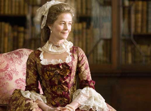 Lady Spencer (Charlotte Rampling) zwingt ihre minderjährige Tochter den Herzog von England zu heiraten, obwohl diese ihn nicht liebt. Bild: Sender