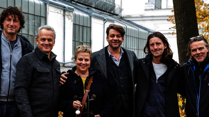 Produzent Michal Pokorný, Regisseur Nicolai Rohde, Hauptdarstellerin Gabriela Maria Schmiede (Rolle: Klára Majerova), Hauptdarsteller Roland Wiesnekker (Rolle: Jan Koller), Produzent Martin Lehwald und Kameramann Hannes Hubach. Bild: Sender / ARD Degeto / Schiwagofilm / Tomáš Obermaier