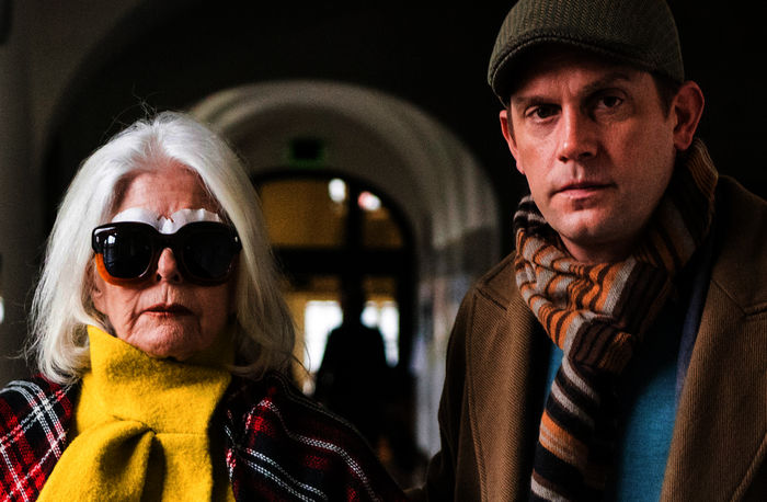 Ruben Maertens (Sebastian Bezzel) und seine Mutter und Herausgeberin einer führenden Frauenzeitschrift Lilo Maertens (Christiane Hörbiger). Bild: Sender / ARD Degeto / Svenja von Schultzendorff,