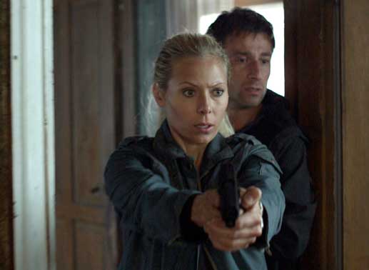 Maria Wern (Eva Röse) und ihr Kollege Arvidsson (Peter Perski) stürmen die Wohnung einer Verdächtigen. Bild: Sender