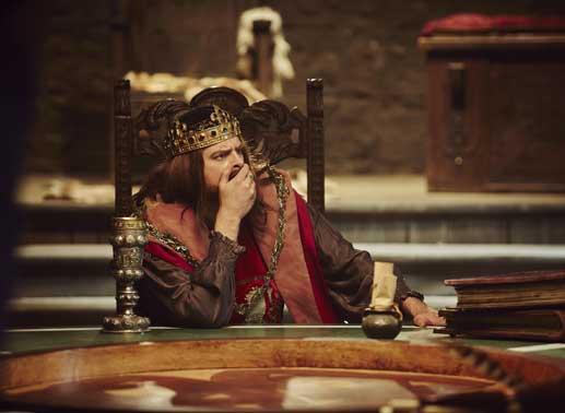 "Sketch History": Max Giermann sitzt als König Artus kostümiert am Tisch der Tafelrunde. Bild: Sender / Kristof Galgoczi Nemeth