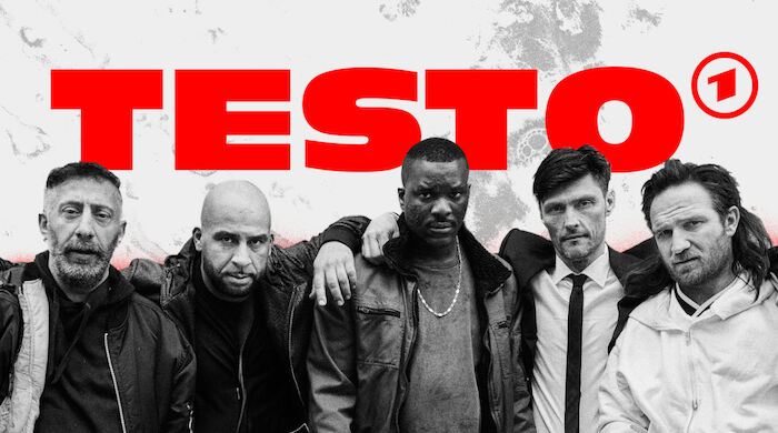 Testo: „Mastermind” Keko (Kida Khodr Ramadan) führt die Bande mit Barro (Veysel Gelin), Kongo (Mortel Jovete), Pepsi (Stipe Erceg) und Stulle (Frederick Lau) an. Bild: Sender / ARD Degeto/ Marco Fischer / Grafik: Niklas Hail