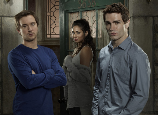 Eine ganz besondere Wohngemeinschaft: Vampir Aidan (Sam Witwer), Werwolf Josh (Sam Huntington) und Geist Sally (Meaghan Rath) ... Bild: Sender