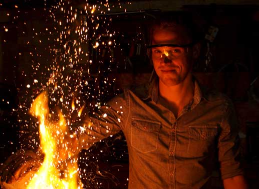 Wissenschaftsfanatiker und Adrenalinjunkie in einem: Greg Foot beim Experimentieren mit Feuer. Bild: Sender