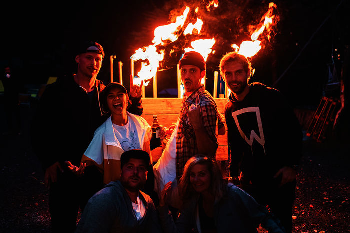 Das Team posiert vor der selbstgebauten Feuerorgel. Oliver Baum, Silke Sollfrank, Fynn Kliemann und Felix Gervink stehen, Brian Jakubowski und Silvia Mittermüller hocken davor. Bild: Sender / ZDF und Tino Sieland. 