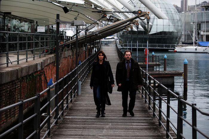 Petra (Paola Cortellesi) und Antonio (Andrea Pennacchi) am Hafen in Genua. Bild: Sender / ZDF / LUISACARCAVALE