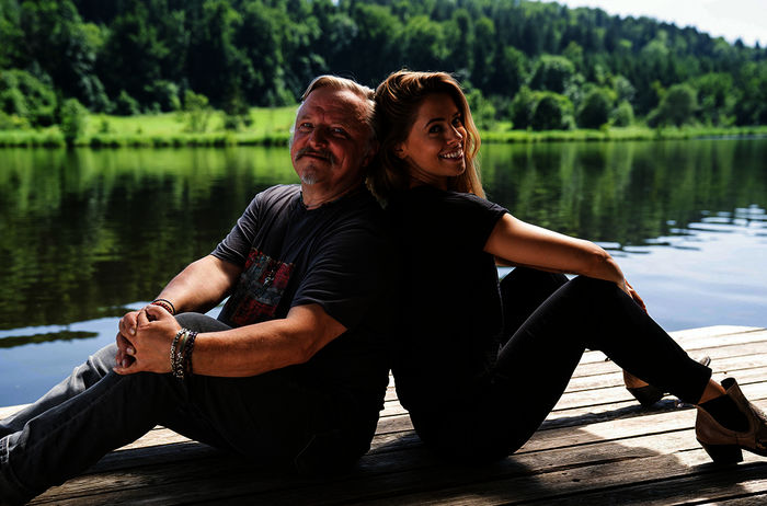 Juli (Vanessa Mai) braucht die Hilfe ihres Vaters Wim (Axel Prahl). Bild: Sender / ARD Degeto / Hendrik Heiden,