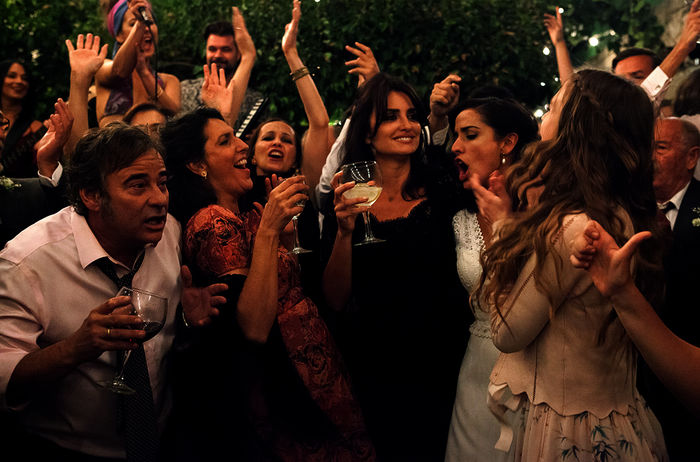 Laura (Penelope Cruz) bei der ausgelassenen Hochzeitsfeier ihrer Schwester Ana (Inma Cuesta). Bild: Sender / ARD Degeto / Memento Films / Teresa Isasi