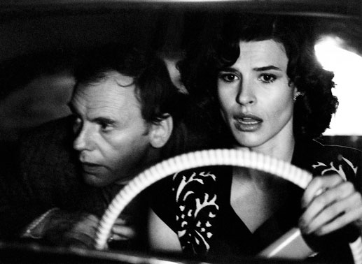 Der Mordverdächtige Julien Vercel (Jean-Louis Trintignant) kann sich glücklich schätzen: Seine mutige Sekretärin Barbara Becker (Fanny Ardant) hilft ihm, seine Unschuld zu beweisen. Bild: Sender