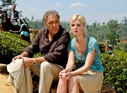 Mithilfe von ihrem Markus Winter (Christian Kohlund) findet Lara (Ivonne Schönherr) ihre Familie auf einer teeplantage Sri Lankas wieder. Bild: Sender