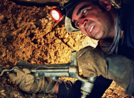 Bambas (Alki David) ist der Spezialist für das Graben des Tunnels, der bis unter den Tresorraum führen soll. Bild: Sender