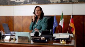Die Diplomatin in Rom - Gef&auml;hrliche L&uuml;gen: Diplomatin Karla Lorenz (Natalia W&ouml;rner) muss eine Entscheidung treffen. Bild: Sender / ARD Degeto Film / UFA Fiction GmbH / Hans Joachim Pfeiffer