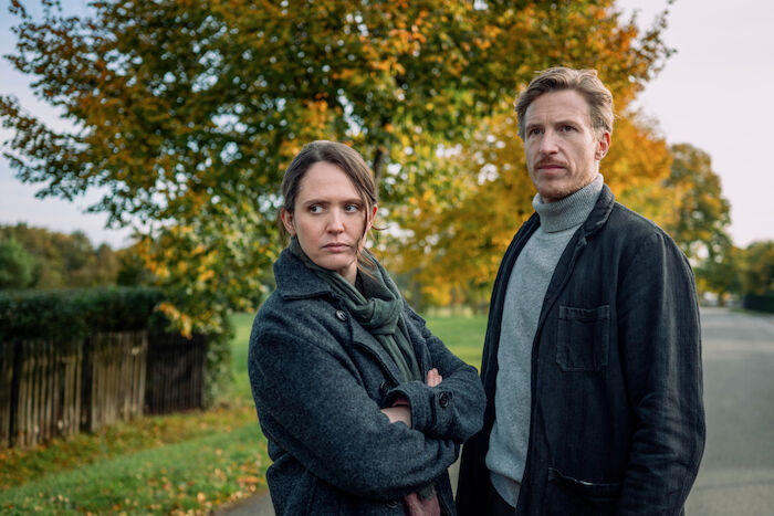 Th&uuml;ringenkrimi: Rechtsmedizinerin Mala Murphy (Emily Cox) und Kriminalhauptkommissar Moritz Herbst (Golo Euler) k&ouml;nnen sich aufeinander verlassen. Bild: Sender / ZDF / Adrian Gross