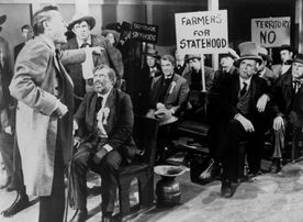 Im Kampf f&uuml;r Recht und Gesetz: Der idealistische Anwalt Ransom Stoddard (James Stewart, li.) startet eine Kampagne gegen die Landbesitzer, die den &Uuml;belt&auml;ter Valance bezahlen. Bild: Sender