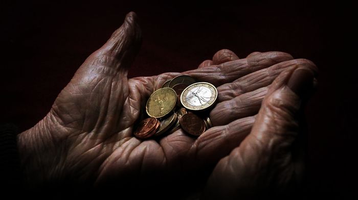 Viele Rentnerinnen und Rentner müssen mit jedem Euro rechnen. Bild: Sender / dpa / Karl-Josef Hildenbrand