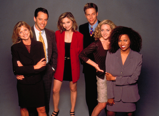 Mit der verrückten Anwaltin Ally McBeal (Calista Flockhart) haben es Freunde und Kollegen nicht immer leicht: Georgia (Courtney Thorne-Smith), Billy (Gil Bellows), Richard (Greg Germann), Elaine (Jane Krakowski) und RenÈe Radick (Lisa Nicole Carson). Bild: Sender /  Twentieth Century Fox